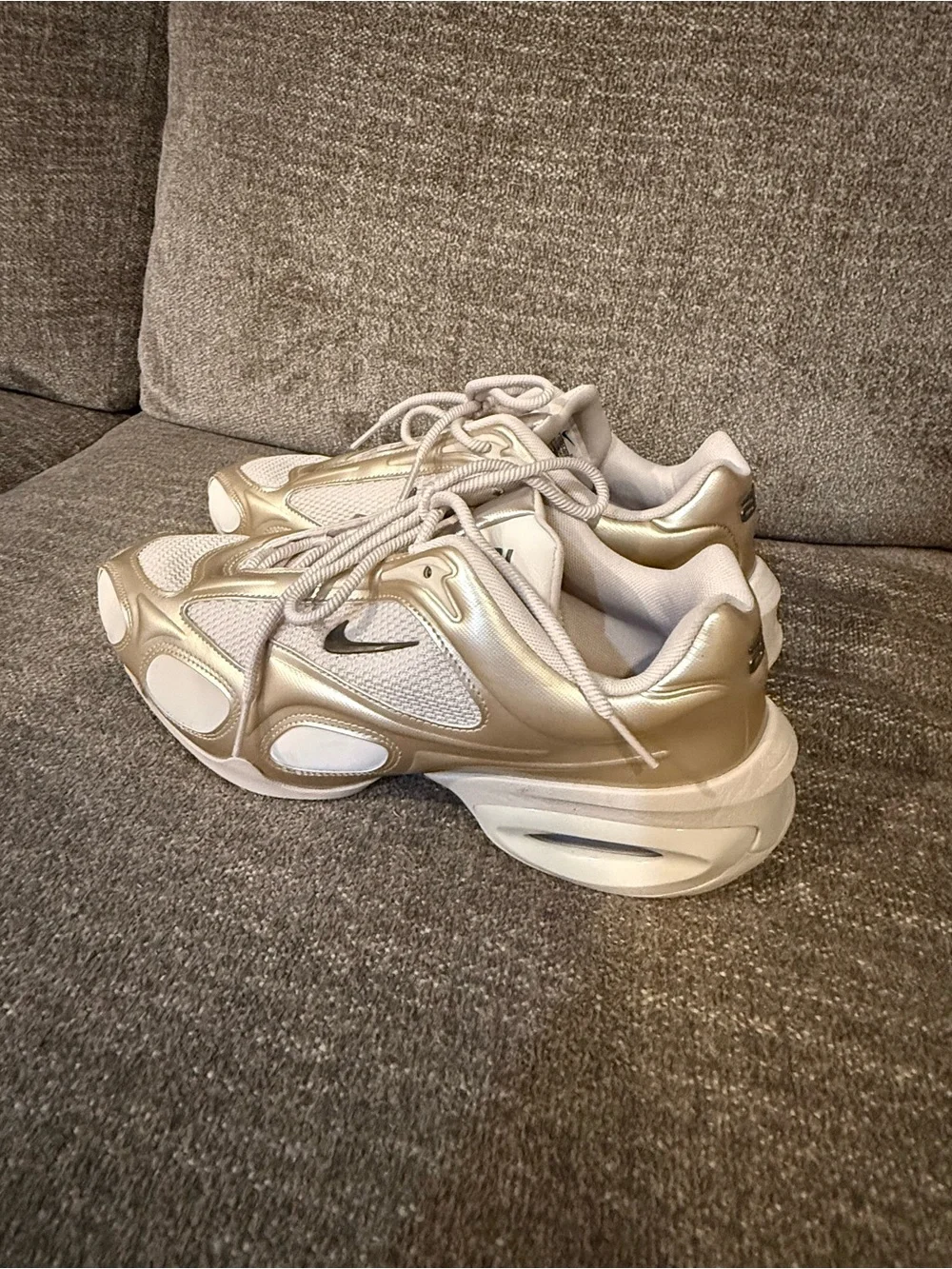 NEW Nike Women’s Airmax Gold and White Low-Top Sneakers size 10